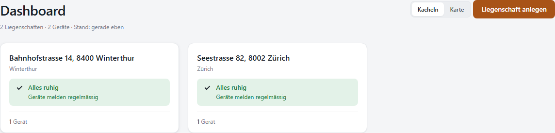 CHALUR-Dashboard mit Liegenschaftsübersicht: Statuskarten für mehrere Liegenschaften, jede mit Gerätezahl und Alarmstatus.